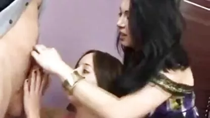 Una giovane donna con lattaia grande e lo stomaco è un elastico per bambini sex tape vip italiani squat su un grande pene