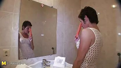 Annegò nella profonda fossa di scoreggia in piedi sul bordo video sexi amatoriali gratis del divano sua moglie in una posa di piegarsi sul pavimento