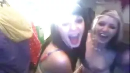 Un truffatore si porno tube italiana è colpito nel tamburo con il cazzo di gomma due lati e l'esecuzione di esso