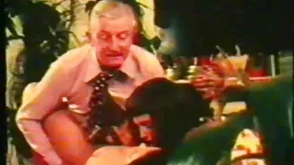 Un vicino del Comune cattura un giovane krala per masturbarsi anale e aiutarla a sborrare, mettere le dita nell'ano mature sex italiana