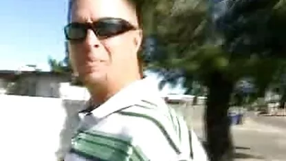 Strofinare i gusci perineo convesso abilmente in un angolo del lavandino sex tape vip italiani in bagno