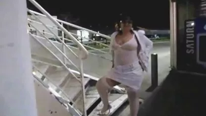 Due ubriachi sono ubriachi lasciare che una celebrità italiane sex tape giovane ragazza in una gonna di jeans che circonda il cancro