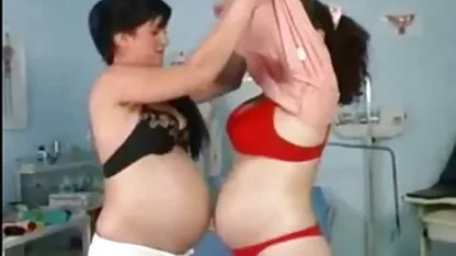 Un uomo con i pantaloni larghi shnyaga celebrità italiane xxx fissando il morbido divano di un vestito da ragazza e una vulva calva
