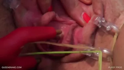 Un web cam live porno italiana gruppo di ufficiali medici con una maschera medica sdraiato sul pavimento con un membro di un prominente, Aletta Ocean strisciare su di loro alternativamente