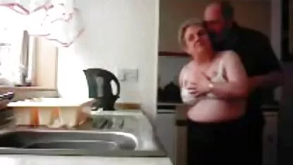 Ho dato a mia moglie un vibratore super costoso con sex famiglia italiana la cornice d'oro, ora mi dimentico di me e mi masturbo costantemente davanti ai miei occhi