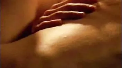 Tizio incollaggio shlendra Rosso per il divano e un membro del beats in il buco rasatura italiane xnxx