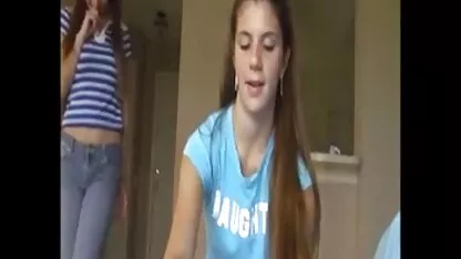 Sporge la lingua dalla bocca in modo che i membri spingessero più in profondità nella gola e premendo la testa con la video sex mamme italiane mano