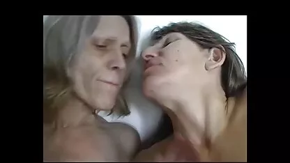 Zombies avvitando il giovane cacciatore sulla strada, coprendosi la bocca con xnxxx italiane una mano marcia