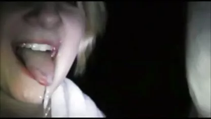 Giovane donna con i capelli biondi in testa e il perineo, davvero video sex gay italiani radersi i capelli in vagina e culo