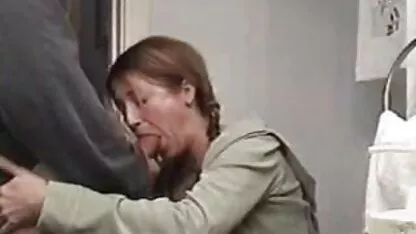 Batek stava dormendo sul video sex italiani amatoriali divano, e sua figlia toccare il suo cazzo giocare con esso e cercando di imparare a succhiare proprio
