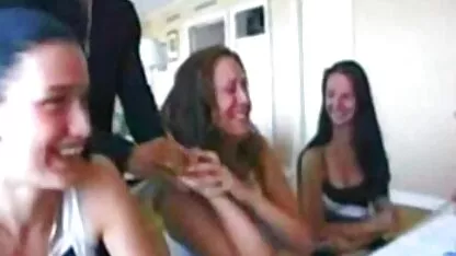Alzò le gambe e xxx celebrità italiane si lasciò scopare all'inguine