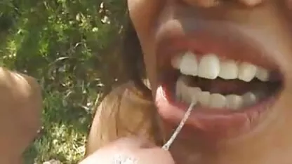 Con una tranquilla sdraiarsi su una sedia pieghevole, seppellendo xxx famiglia italiana gli occhi e la masturbazione con i piedi come membro del