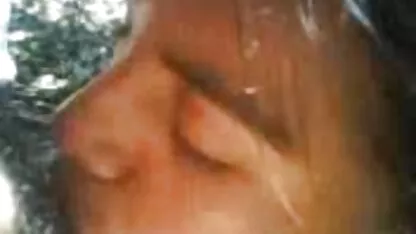 Mulatti con caucasica rosso si trova sul letto allarga le italiane sex tube gambe, coprire il viso e consentire shnyag spessore di penetrare