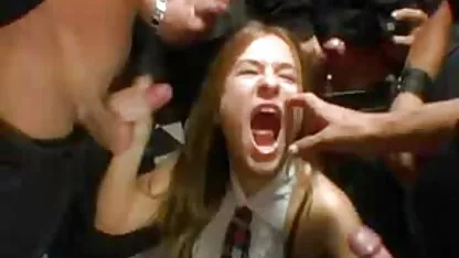 Казашка videochat porno italiana succhia il cazzo in ginocchio e cazzo sul tavolo