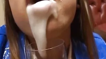 Spremere delicatamente un piccolo pollo suo mamma italiana xxx marito, strisciando di fronte a lui in ginocchio e provare la masturbazione con il seno