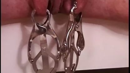 Tenendo la ragazza nuda nelle spalle in modo che non diventi italiane sex tube caotico mentre quest'ultimo le lecca la figa e inserisce il dito