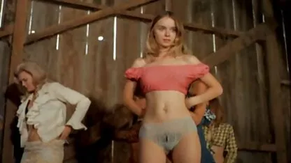 La signora skinny è stata perseguitata sul desktop del Capo, si tuffa italiane porno tube nella vagina scivolosa