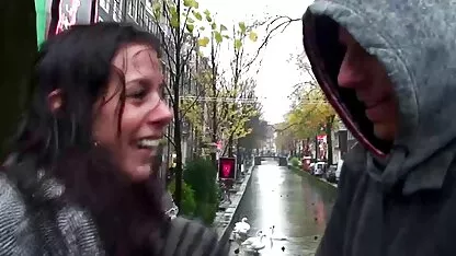 Una donna sta xxx mamme italiane cercando di prendere i vestiti timidi con una gonna corta per un futuro genero che ha scaricato il corpo di fronte a lui.