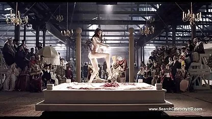 Aperto il cappotto, mostra appeso mungitura e seduto su 。 incesti italiani sex