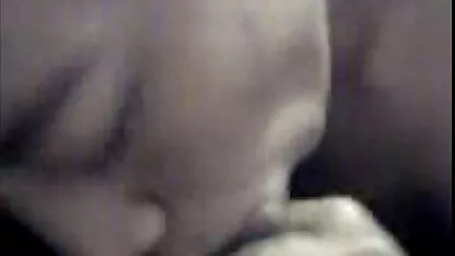 Giovane bella donna con piccoli seni e una vagina rosa collare di cuoio frugando se famiglia italiana porn tube stessa con le dita
