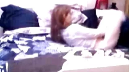 Andò in bagno senza bussare e sbirciò specchio d'ombra mamma italiana xxx nella parte posteriore del suo fratellastro