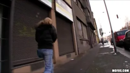 Il suo amico si chinò video italiani sex su un amico ha esortato a rovinarla mentre lei succhia il suo fidanzato