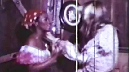 Solleticare i genitali della donna legata sul tavolo con la carezza del video sex italiani amatoriali clitoride che si attacca