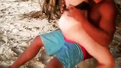 Il ruggito dell'osso con i xxx trio italiano pantaloni stracciati su un barile e si arrampicò su un bulldog sottile lungo